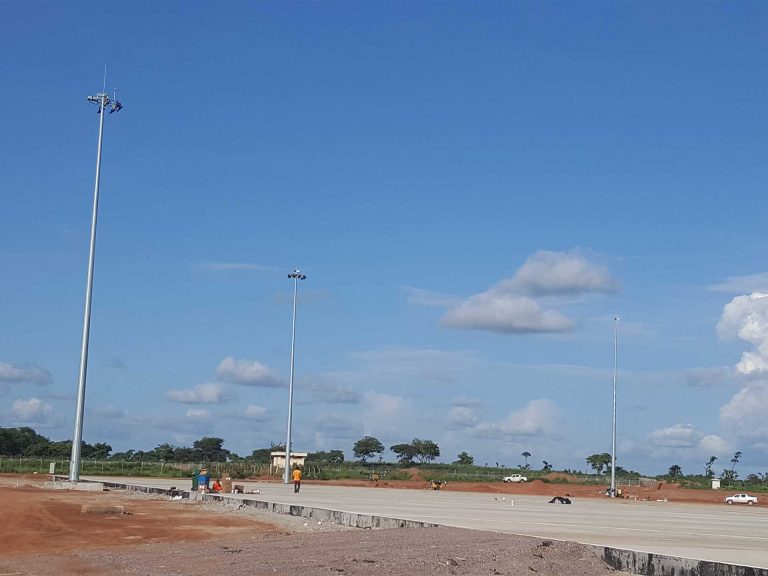 Éclairage de l’aéroport du parking avion de Bamako au Mali.