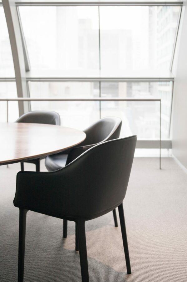 éclairage de salle de réunion moderne et minimaliste éclairée