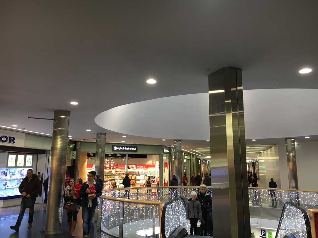CENTRE COMMERCIAL GRAND PLACE grenoble downlight éclairage led magasins escalator commercants
