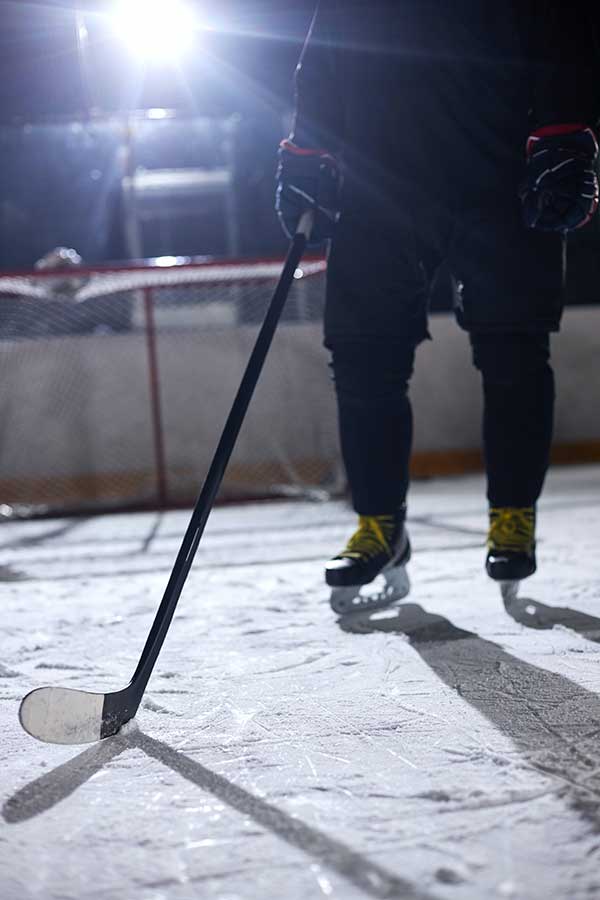 hockey sur glace crosse sur patinoire nuit lumière led