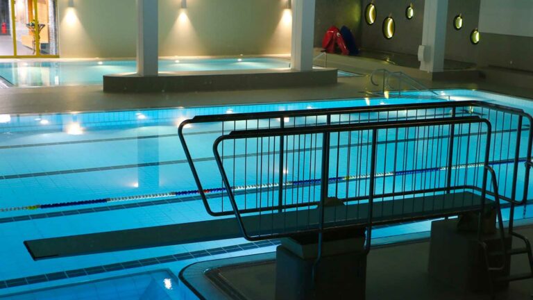 éclairage piscine, piscine, bassin aquatique, bleu, LED, projecteur, complexe aquatique, plongeoir