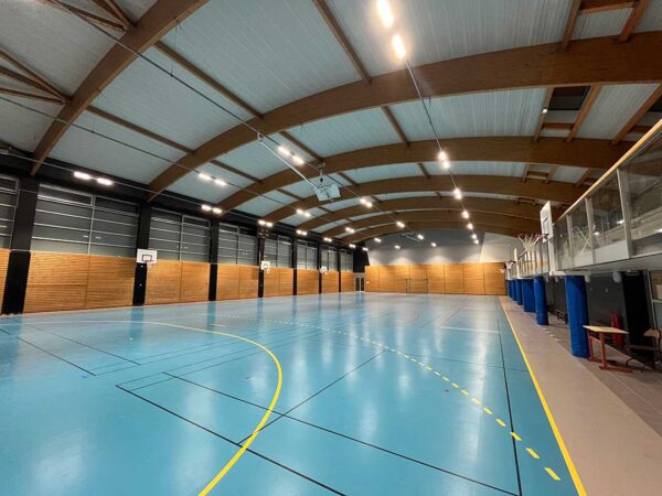 Projecteurs LED SPORLUX suspendus au-dessus du terrain du gymnase Jacques Balmat