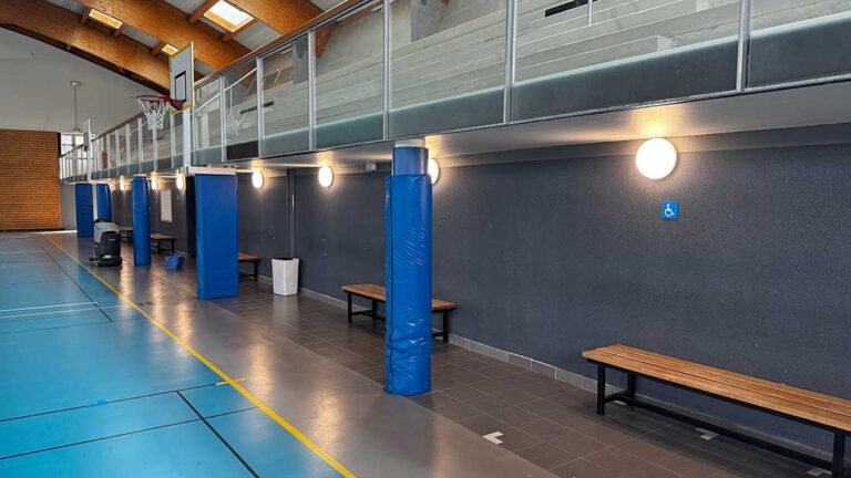 Hublots LED le long de la halle, sous les tribunes du gymnase Jacques Balmat