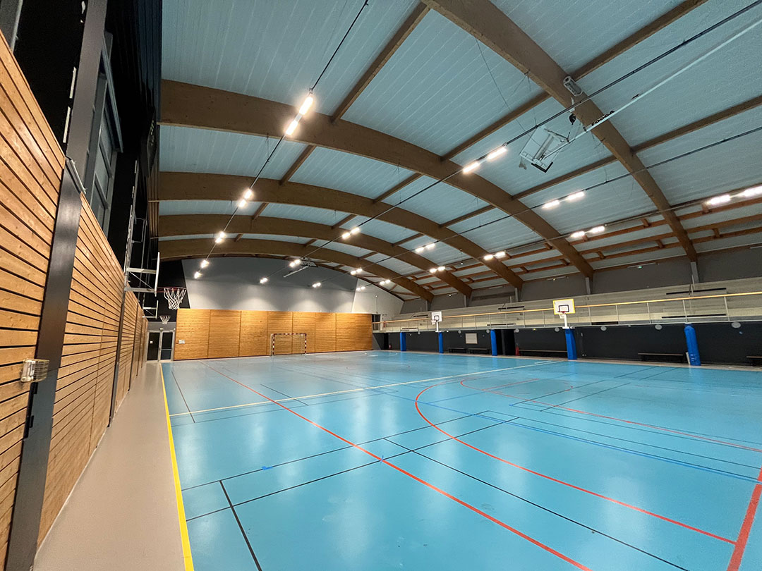 Halle du gymnase Jacques Balmat à Annemasse après relamping LED, éclairée par les projecteurs SPORLUX